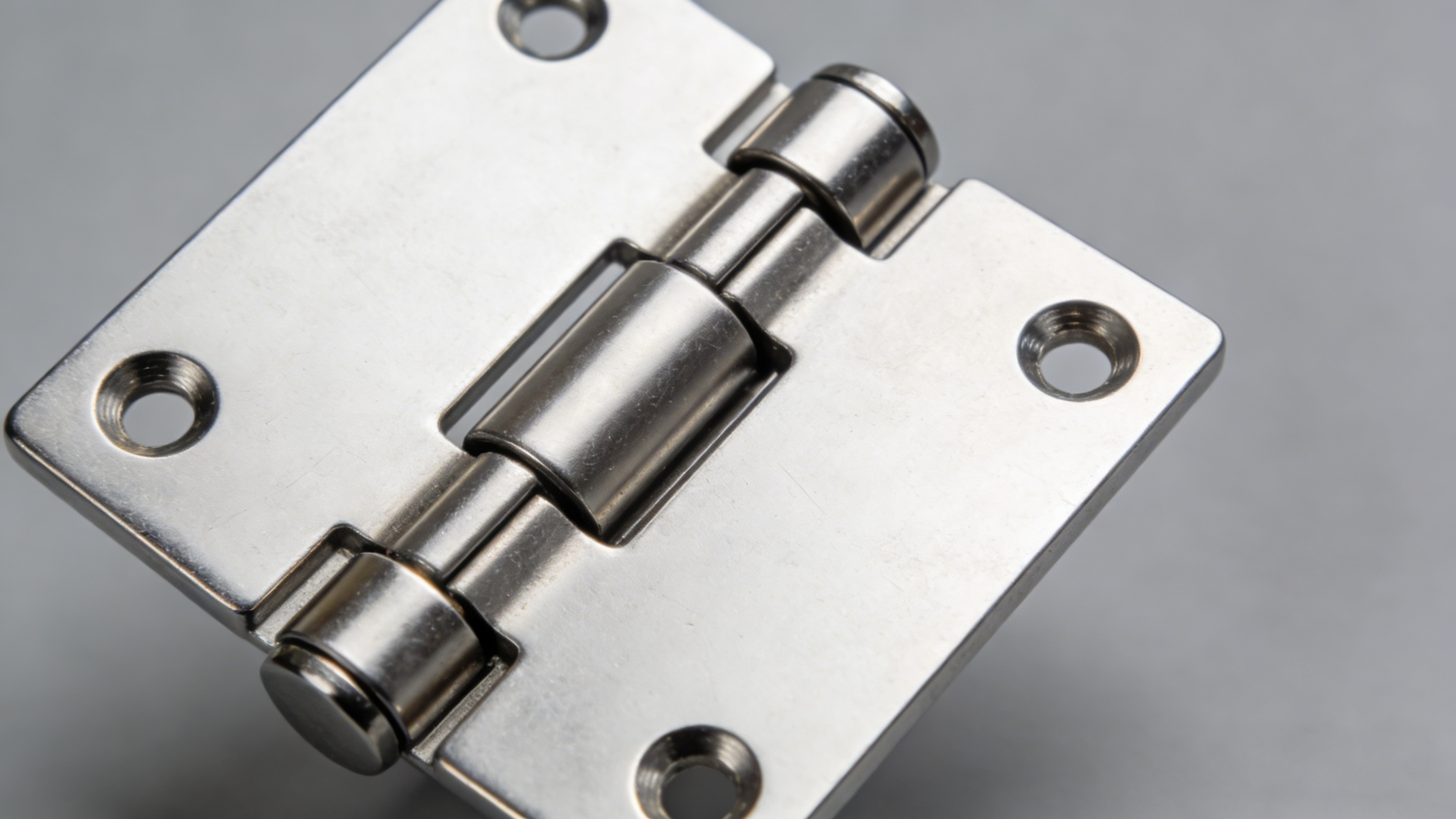 Как затянуть внешнюю дверную петлю, чтобы дверь защелкнулась?