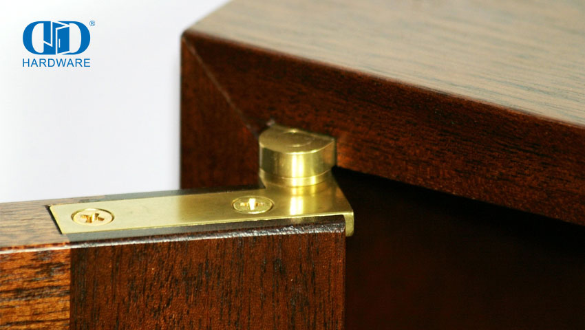 Можно ли поворачивать петли наружных дверей? 